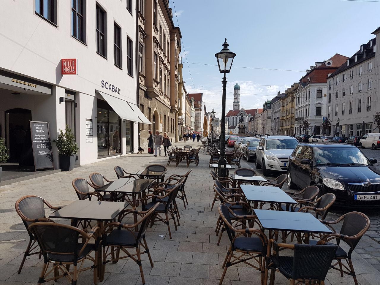 Außenplätze Mille Miglia an der Maximilianstraße in Augsburg mit Blick auf St. Ulrich